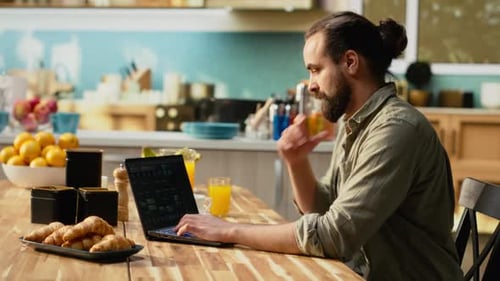IT-Techniker arbeitet per Fernzugriff an der Laptop-Programmiersprache
