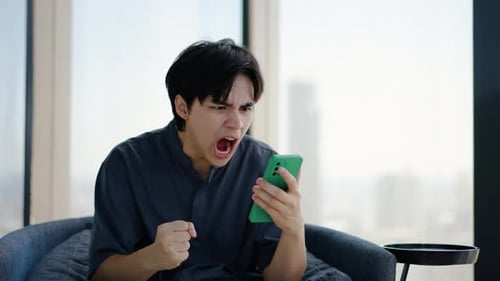 человек разочарованно смотрит на экран