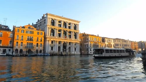 Time Lapse en Venecia del tráfico del canal por el puente de Rialto