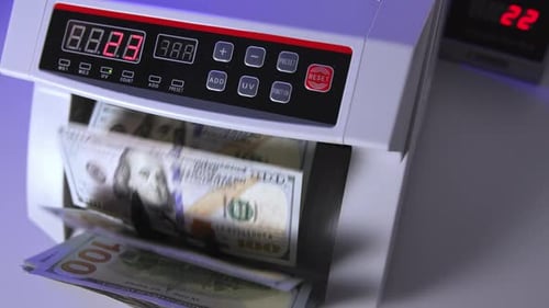 Equipo para contar dólares en el banco. Contador de banco de dinero. Concepto de dinero y economía.
