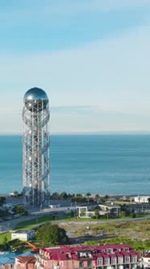Vídeo vertical: vista aérea de los tesoros de Batumi, sus antiguas calles y la enigmática plaza italiana