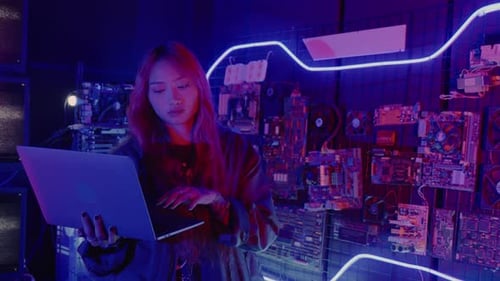 Cybersicherheits-Softwareingenieurin tippt Codierung auf Laptop im Rechenzentrum Hackerin ist