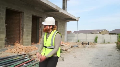 Arquiteto engenheiro caucasiano sorrindo confiante dançando no canteiro de obras, andando com óculos escuros