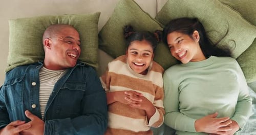 Vista superior de la madre, el padre y la niña, relájense para crear lazos afectivos, pasar tiempo de calidad y reír juntos en la vida