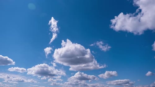 Zeitraffer der sich im blauen Himmel bewegenden Cumulus-Wolken