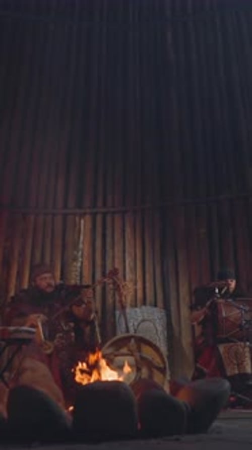 Des musiciens en costume ethnique jouent des instruments traditionnels de l'Altaï