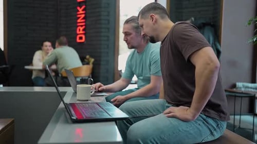 L'équipe de projet d'entreprise travaille ensemble dans la salle de réunion du bureau Les programmeurs travaillent au bureau
