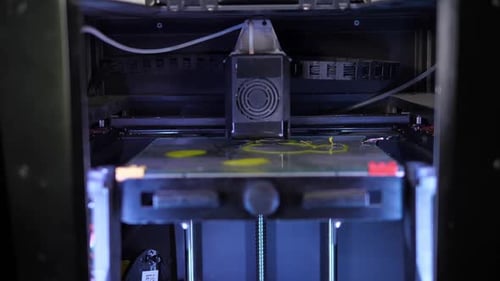 Impresora 3D en funcionamiento que imprime un objeto de plástico