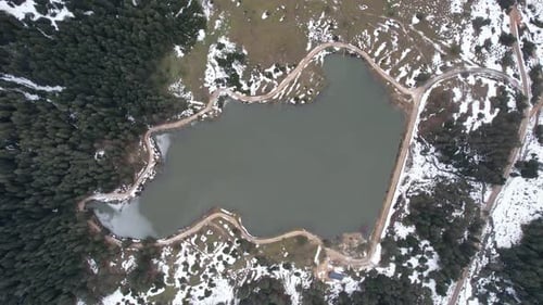 lago nevado y vista del pueblo a vista de pájaro