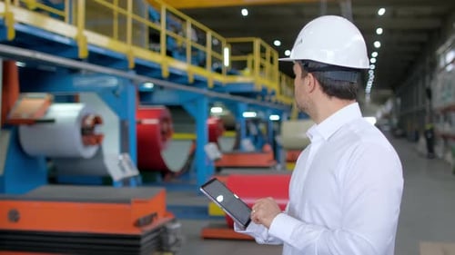 Industriearbeiter, Ingenieur, Mann mit Tablet in der Fabrik, Ausrüstung zur Herstellung von Schwermaschinen und Metallen