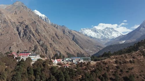 Vista aérea de uma vila remota situada nas montanhas do Nepal, mostrando o tradicional