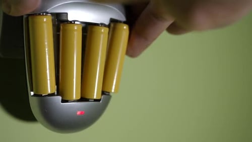 23 t Der Vorgang des Ladens von Batterien vom Typ „AA“. Autonome Stromversorgung für Haushaltsgeräte.