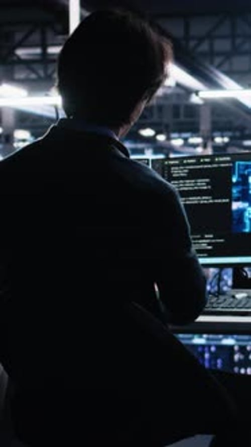 Softwareentwickler für vertikale Videorechenzentren verwendet Computer zur Überwachung neuronaler Netzwerke KI LLM