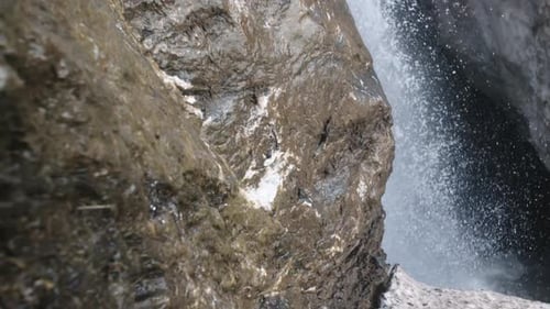 Reiner Süßwasserstrom in den Bergen Fließender Fluss mit sauberem Wasser