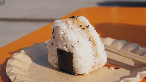 Onigirazu: Japanische Reiskuchen mit Frischkäse, frischem Lachs und Gurke