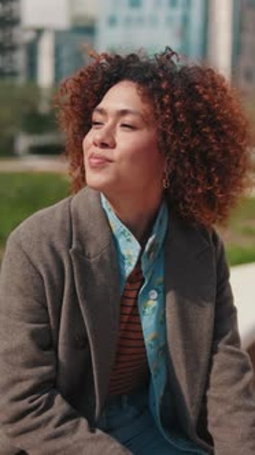 Vídeo vertical, Retrato de una joven feliz en el parque