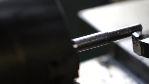 Bedienung der Drehmaschine in Nahaufnahme durch Schneiden des Metallrohrs Die Vintage-Drehmaschine arbeitet mit