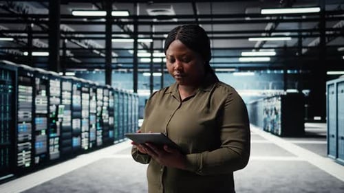 Разработчик программного обеспечения для центров обработки данных отслеживает показатели центра обработки данных на планшете