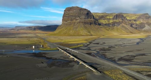 Estrada de Hringvegur com a montanha Lomagnupur na Islândia durante o verão. - foto aérea