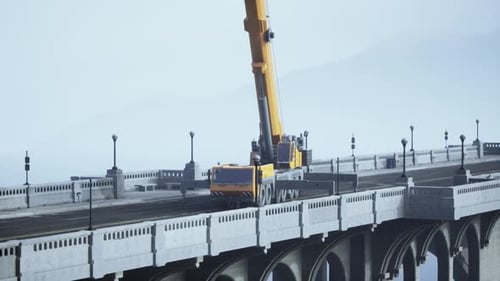 Gran grúa automática en el puente en construcción