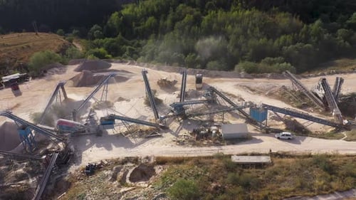 Luftaufnahme des in Betrieb befindlichen Förderbandsystems im Steinbruch, Steinbackenbrecheranlage