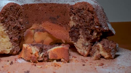 Traditioneller Marmorkuchen auf Holzplatte, Wonam schneidet einen Kuchen auf, schneidet Kuchen mit Messer