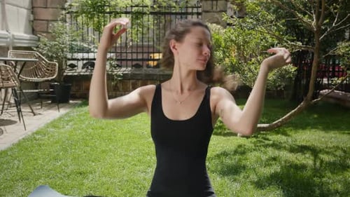 Mujer tranquila meditando en el patio de su casa en verano