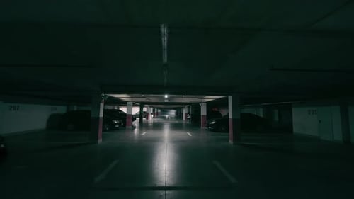Fahrt durch die Tiefgarage, Tiefgarage mit überdachten Autos, modern