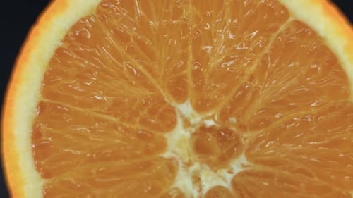 Orangenfrucht in Scheiben geschnitten, saftige, detaillierte Segmente, Kippbewegung, Zeitlupe mit 120 Bildern pro Sekunde, Studiolicht