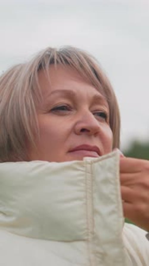 Retrato al aire libre de una mujer pensativa Escena de otoño con retrato de mujer y ropa texturizada