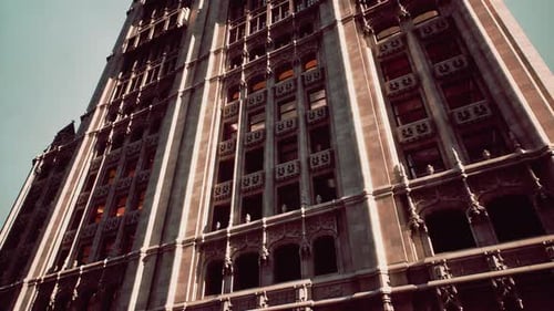 Edificio imponente con reloj en el lateral