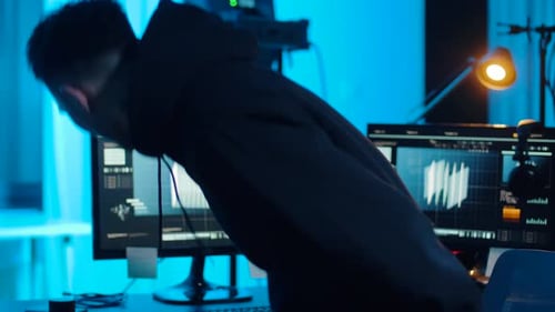 Conceito de cibercrime, hacking e tecnologia - Hacker asiático masculino colocando fones de ouvido
