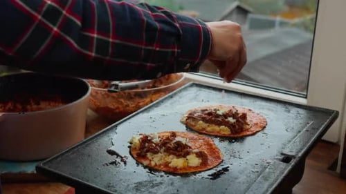 Vue cinématique et magnifique d'un chef préparant des plats dans la cuisine