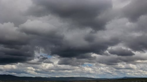 Unheimliche stürmische dunkle Wolken ziehen über den Himmel