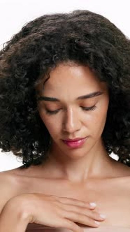 Rostro, tacto y mujer para el cuidado de la piel en el estudio con belleza, textura suave y brillo natural