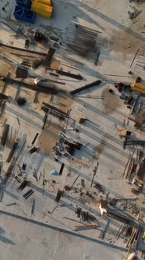 Vídeo vertical: la perspectiva aérea soñada de la construcción de apartamentos de lujo de varios pisos