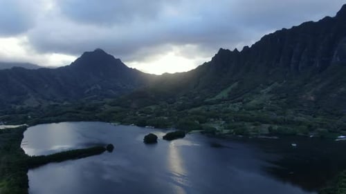 Foto aérea ascendente de Moliʻi Loko I'a, Baía de Kane'ohe, Estados Unidos da América