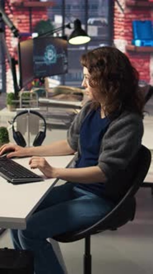 Vertikales Video: IT-Entwicklerin nutzt PC-Setup für Cloud-Computing mit künstlicher Intelligenz