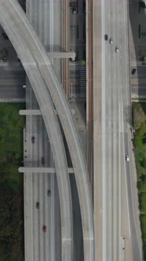 Vue aérienne spectaculaire de l'échangeur Judge Pregerson montrant plusieurs routes