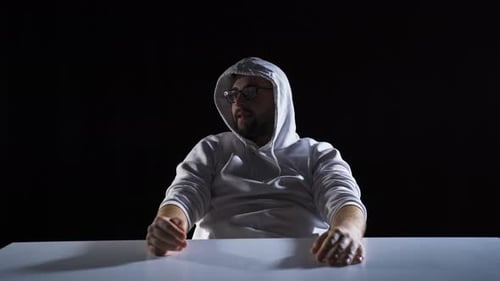 Un criminel calme et détendu.