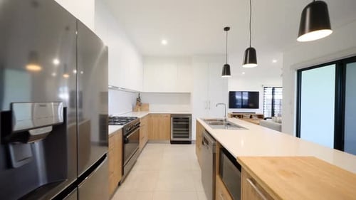 Casa de nueva construcción de concepto abierto con acabados modernos, ambiente luminoso y distribución espaciosa