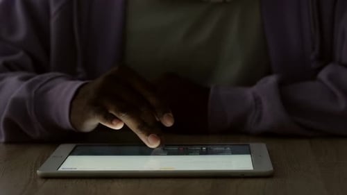 Dark Shot Hands auf digitaler Tablet-Tastatur Nahaufnahme eines schwarzen Afroamerikaners bei der Büroarbeit