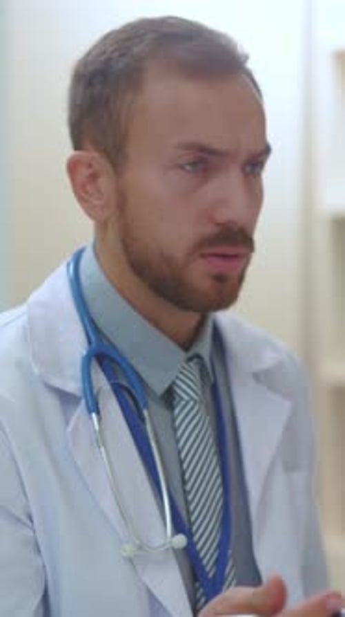 Joven guapo caucásico, médico analista, trabajador de la salud, haciendo ecografía en