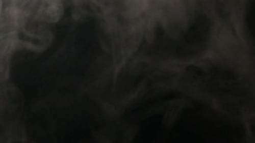 Movimiento lento de humo blanco, niebla, vapor sobre un fondo negro.