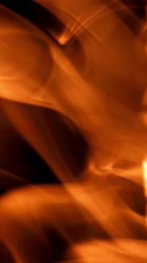 Helle Flammen auf schwarzem Hintergrund, gefilmt mit einer Hochgeschwindigkeitskamera mit 1000 Bildern pro Sekunde