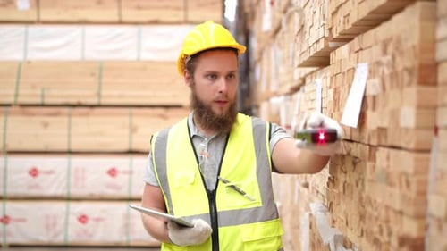 Arbeiter scannen Produkte mit einem Barcodescanner