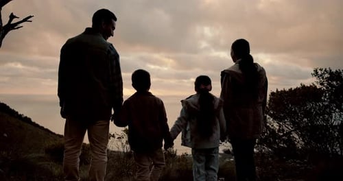 Familia, actividades al aire libre y aventura con espalda, montaña y turismo en vacaciones