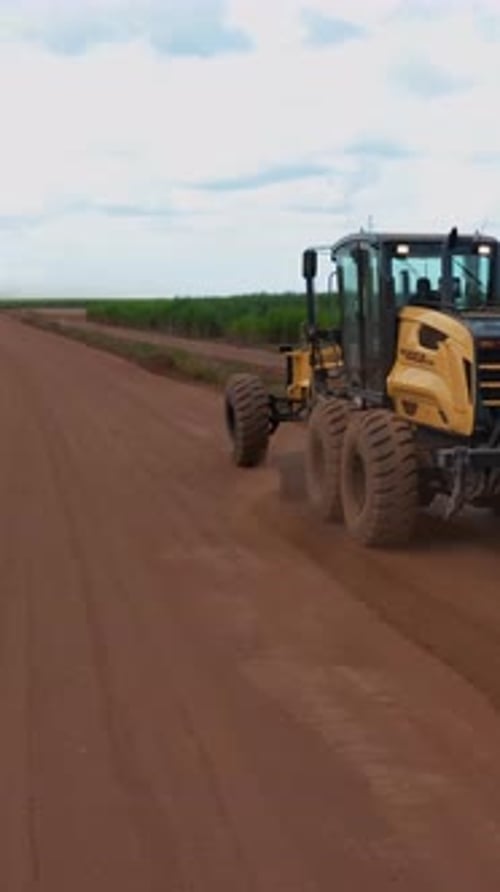 Traktor zur Bodennivellierung auf dem Bauernhof Landwirtschaftliche Landarbeiten Farm.mov