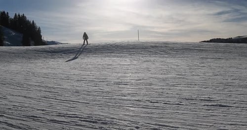 Snowboarder schreddert Pulverschnee an einem sonnigen Tag im Wintersporturlaub der Alpen
