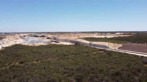 Clip de Aerial Dolly Right que muestra la construcción de la estación de tren de Alkimos en Perth